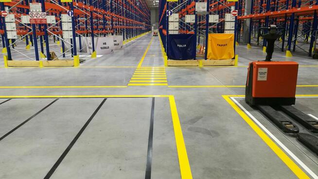 Malowanie linii, oznakowanie poziome w magazynie, hali