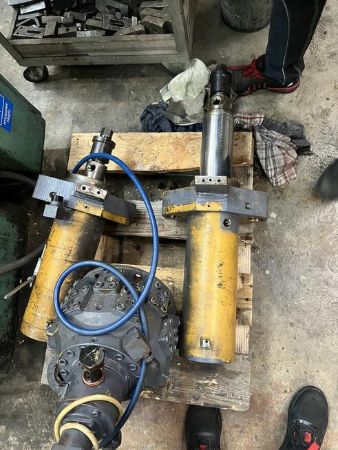 Siłownik hydrauliczny Tłok fi 110 tłoczysko fi90 ruch 200mm