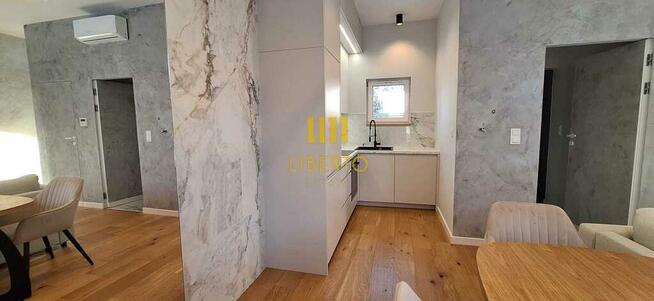 Dom z tarasem na dachu i ogródkiem, Wawer