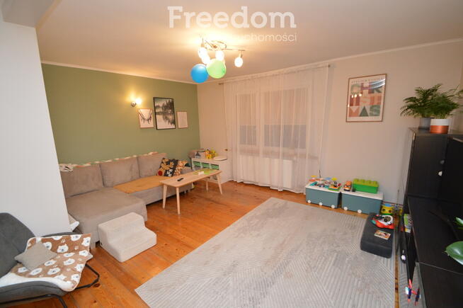 Przytulny dom w mieście.