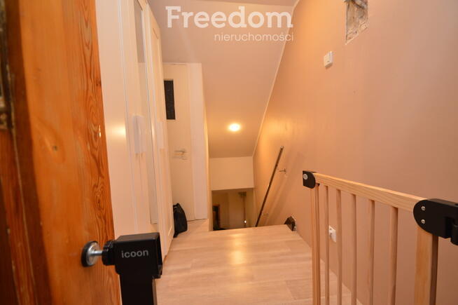 Przytulny dom w mieście.