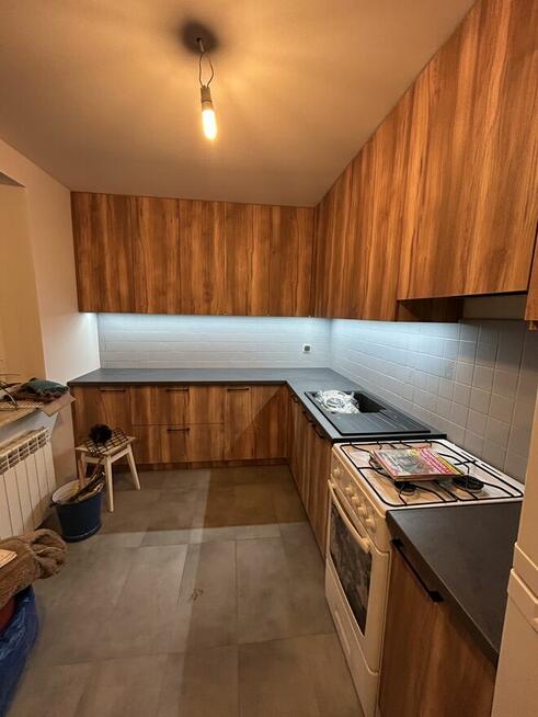 Składanie mebli z paczek i usługi stolarskie