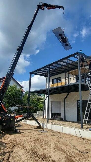 Mini żuraw z operatorem – precyzyjne prace montażowe