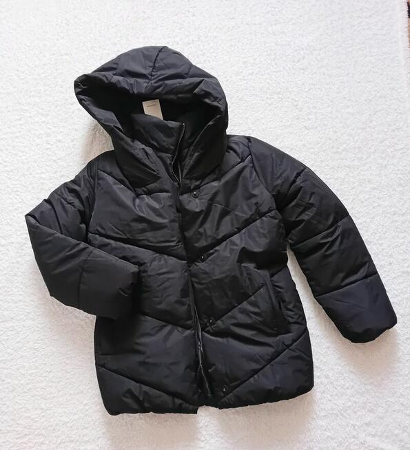Czarna puchowa kurtka zimowa z kapturem