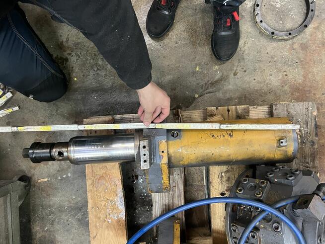 Siłownik hydrauliczny Tłok fi 110 tłoczysko fi90 ruch 200mm