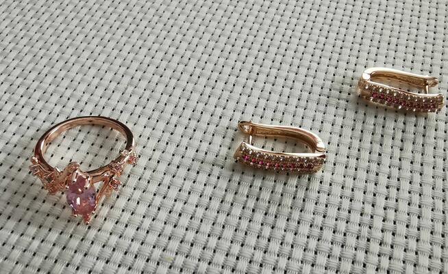 Komplet biżuterii pierścionek i kolczyki