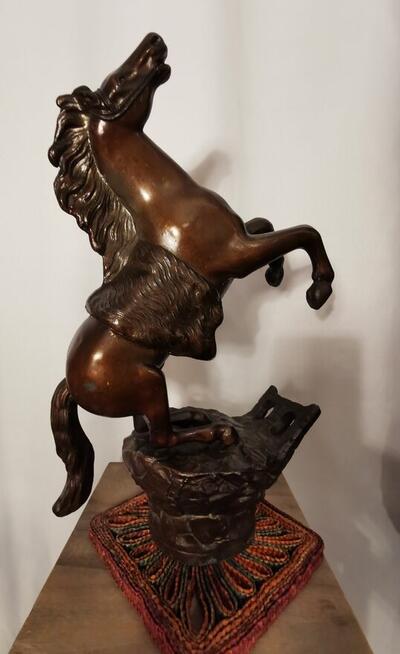 figurka konia w galopie stającego dęba Piękna Dekoracja