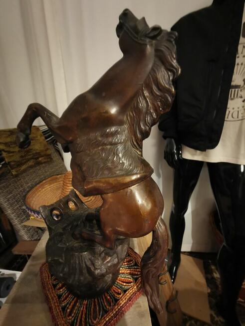 figurka konia w galopie stającego dęba Piękna Dekoracja