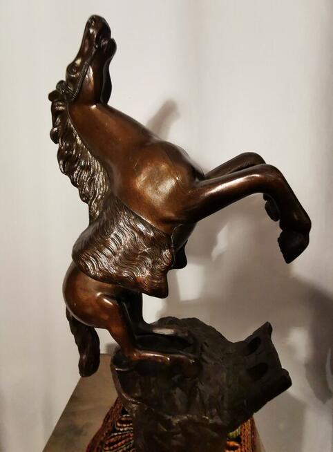 figurka konia w galopie stającego dęba Piękna Dekoracja