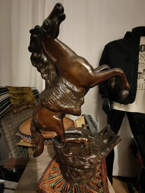 figurka konia w galopie stającego dęba Piękna Dekoracja