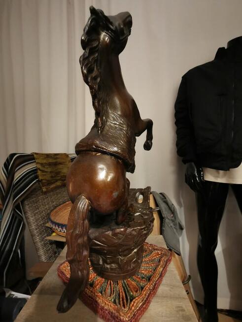 figurka konia w galopie stającego dęba Piękna Dekoracja