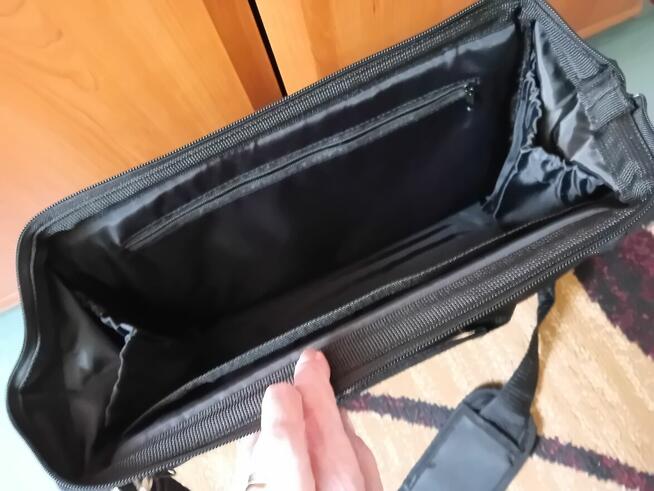 Czarna torba na laptopa