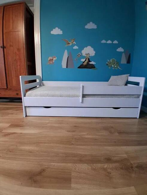 Biały tapczanik z szufladą i materacem 160x80