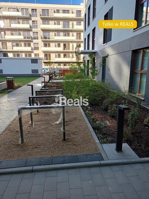 Słoneczna kawalerka z ogródkiem.