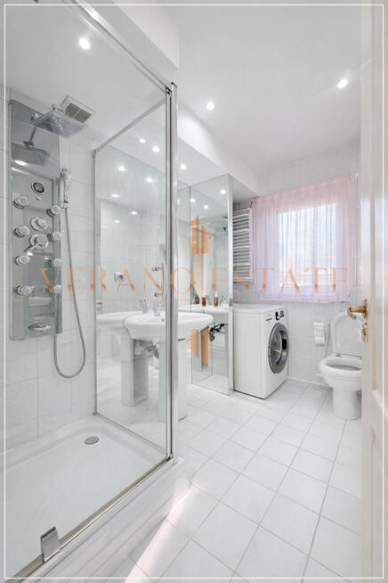 Przestronny dom dwurodzinny z trzema garażami