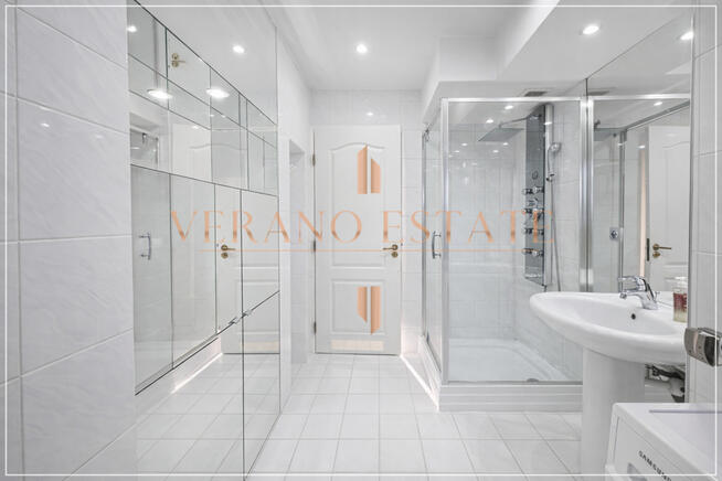 Przestronny dom dwurodzinny z trzema garażami