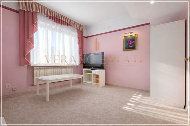 Przestronny dom dwurodzinny z trzema garażami