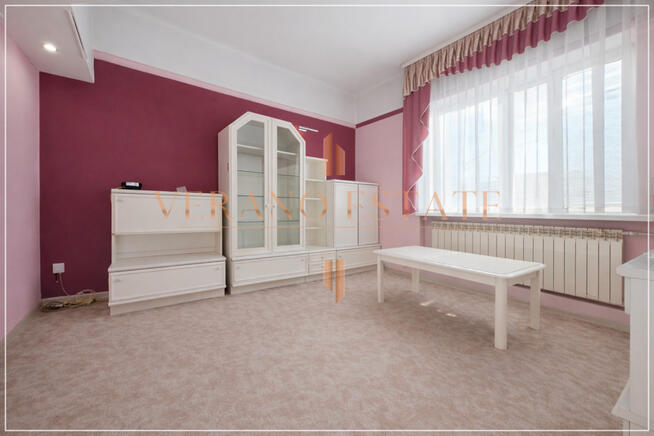 Przestronny dom dwurodzinny z trzema garażami