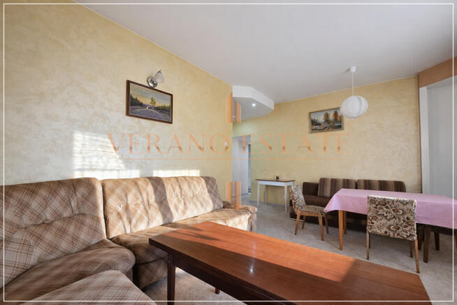 Przestronny dom dwurodzinny z trzema garażami