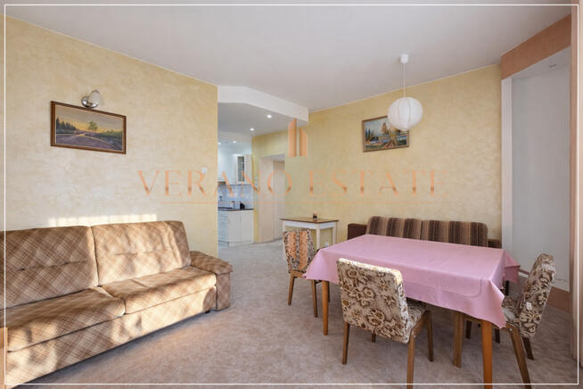 Przestronny dom dwurodzinny z trzema garażami