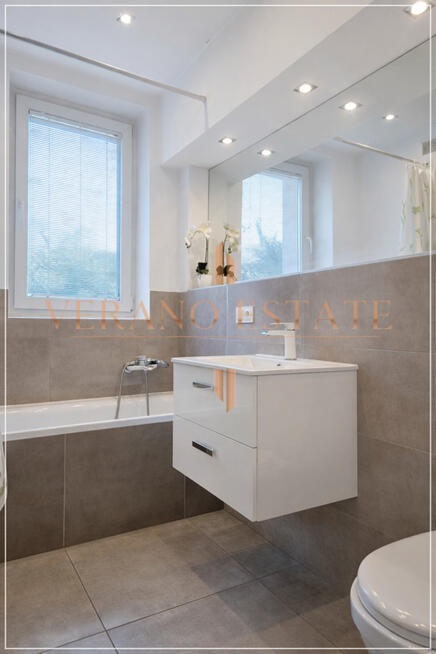 Przestronny dom dwurodzinny z trzema garażami