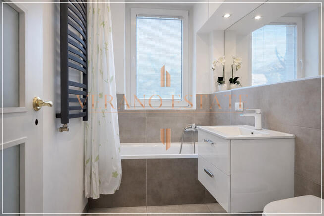 Przestronny dom dwurodzinny z trzema garażami