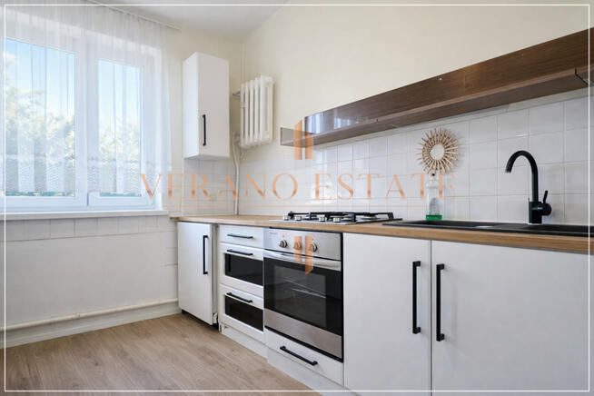 Przestronny dom dwurodzinny z trzema garażami