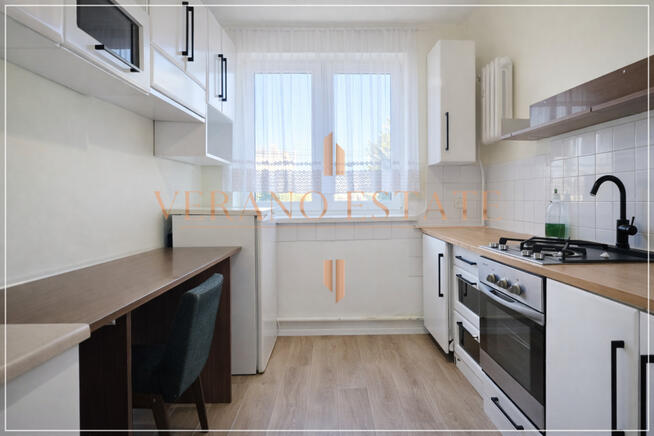 Przestronny dom dwurodzinny z trzema garażami