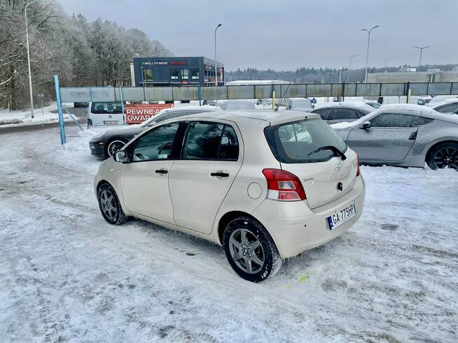 Toyota Yaris 1.0vvti 68KM klima tylko 90 tys km bez w kładu stan idealny 2x koła