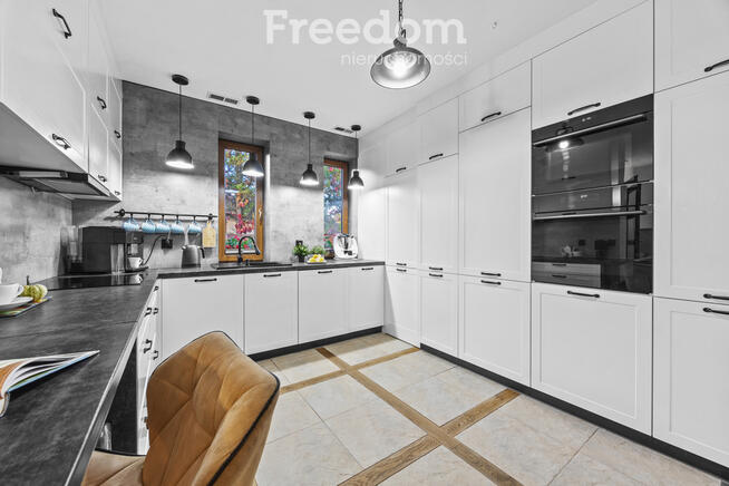 Piękny dom jednorodzinny z kominkiem