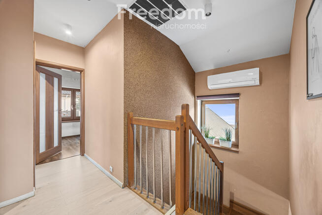 Piękny dom jednorodzinny z kominkiem