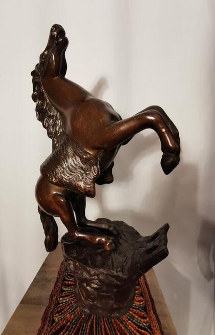 figurka konia w galopie stającego dęba Piękna Dekoracja