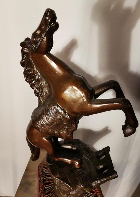 figurka konia w galopie stającego dęba Piękna Dekoracja