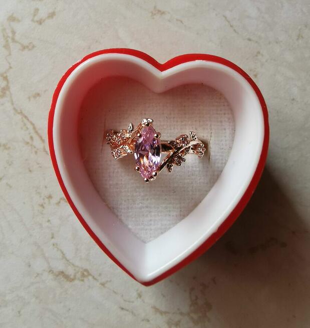 Komplet biżuterii pierścionek i kolczyki