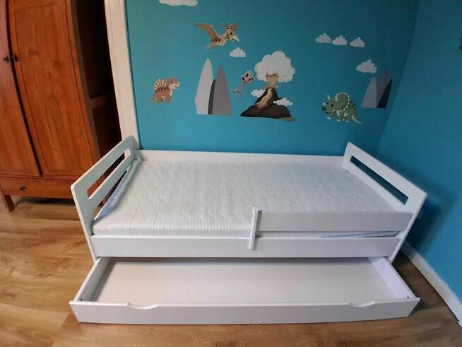 Biały tapczanik z szufladą i materacem 160x80