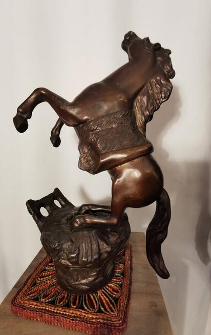 figurka konia w galopie stającego dęba Piękna Dekoracja