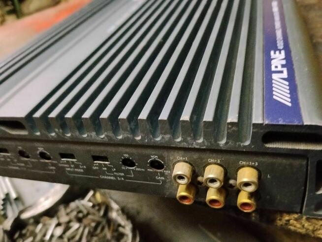 Alpine MRV-F300 . Czterokanałowy.