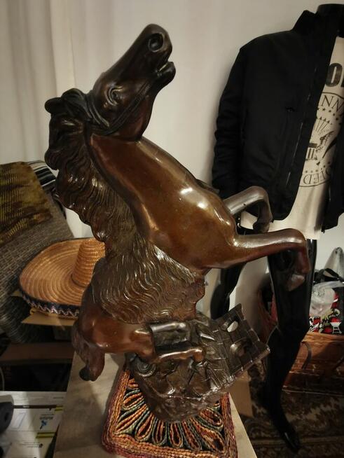 figurka konia w galopie stającego dęba Piękna Dekoracja