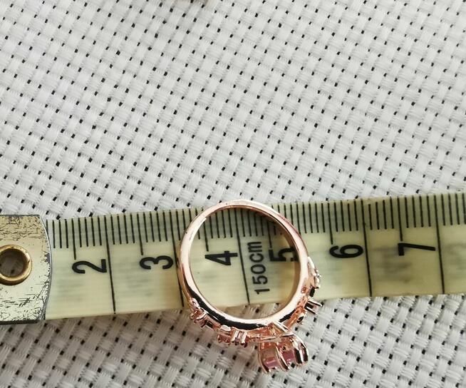 Komplet biżuterii pierścionek i kolczyki