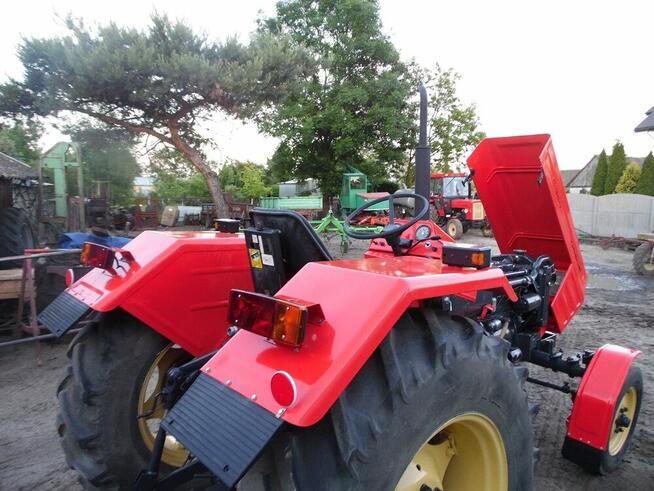 Części karoseryjne do ciągnika.