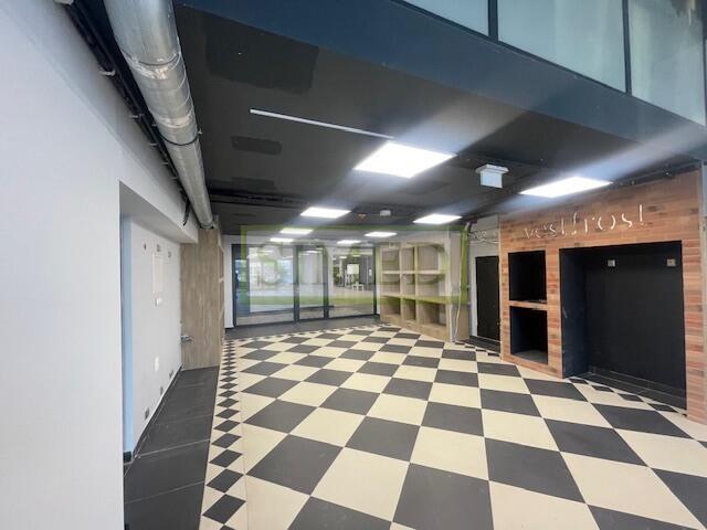 Showroom ,parter, 5 m wysokość, dostęp 24h,ochrona
