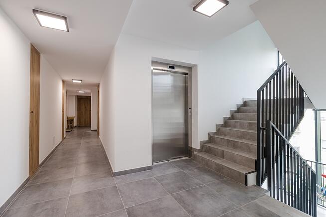 Duży salon, 3 lub 4 pokoje, balkon, kameralnie