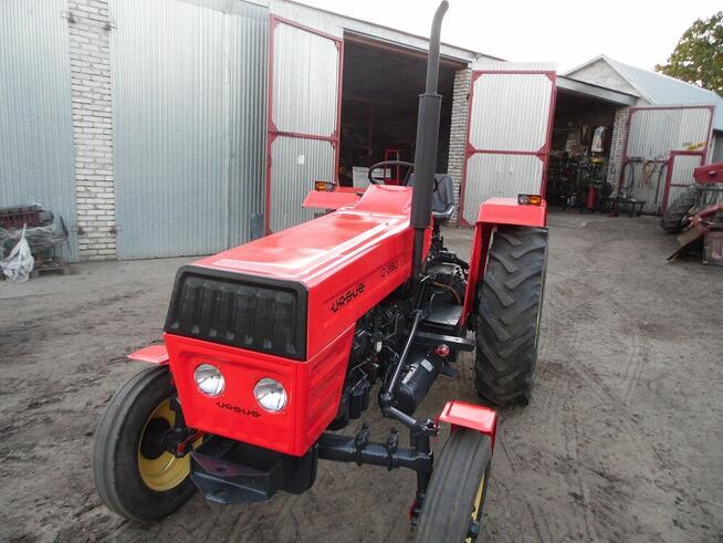 Części karoseryjne do ciągnika.