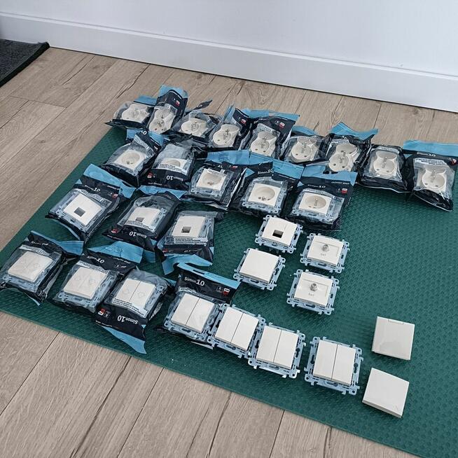 Zestaw osprzętu Kontakt Simon 10 – gniazda + włączniki + ram