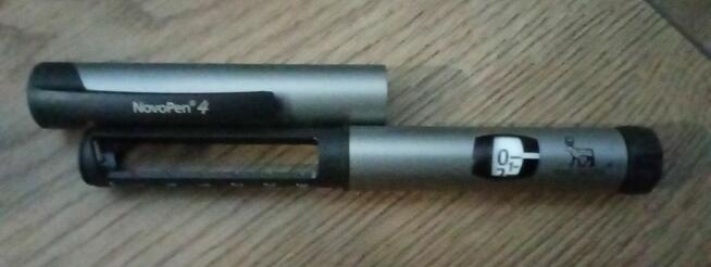NovoPen 4 - wstrzykiwacz do insuliny/ srebrny, nowy
