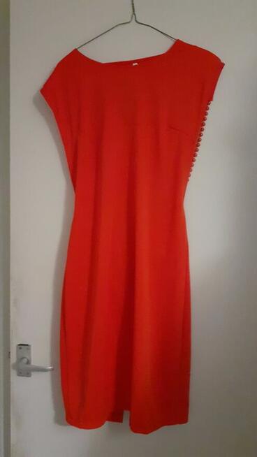 Sukienka czerwona z tyłu z koralikami