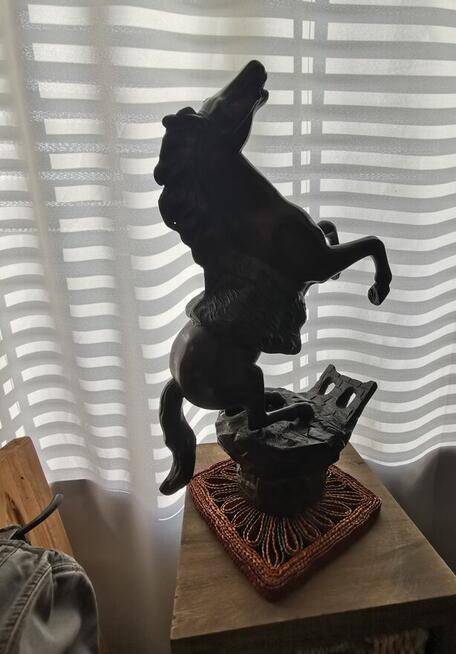 figurka konia w galopie stającego dęba Piękna Dekoracja