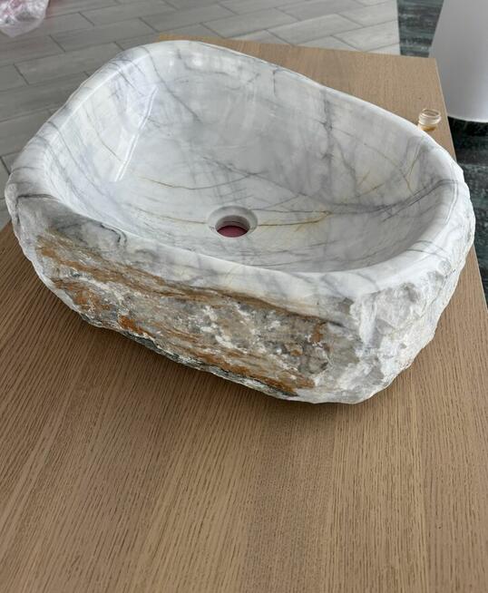 Umywalka nablatowa z kamienia naturalnego