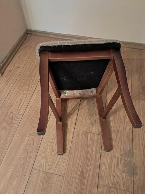 Krzesła drewniane z wysokim oparciem (2 szt.), do sprzedania