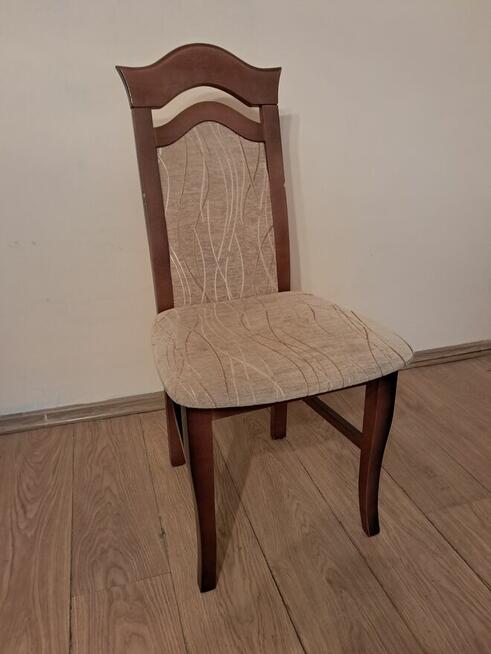 Krzesła drewniane z wysokim oparciem (2 szt.), do sprzedania